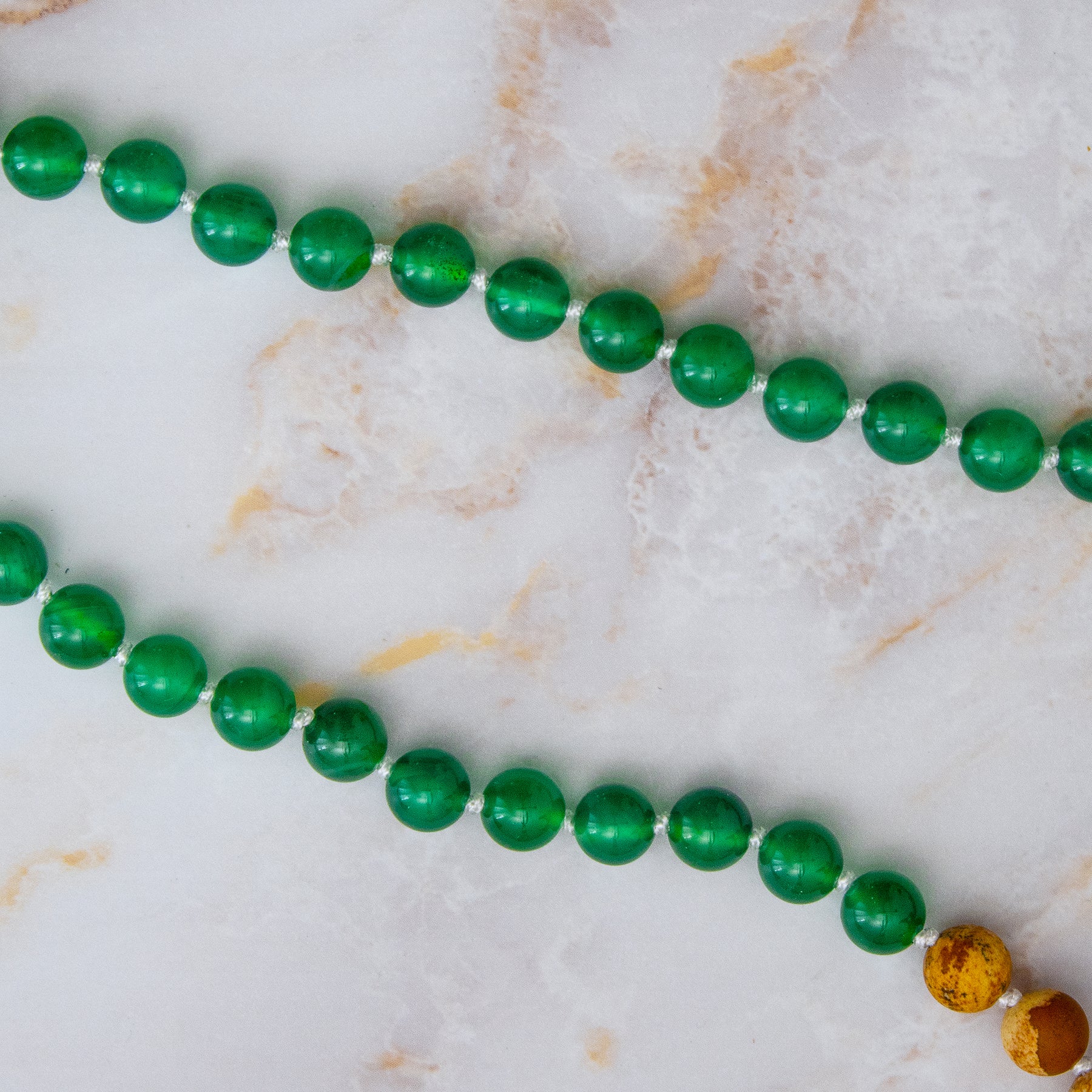 Collana mala diaspro verde onice con perline verdi lucide e dettagli colorati