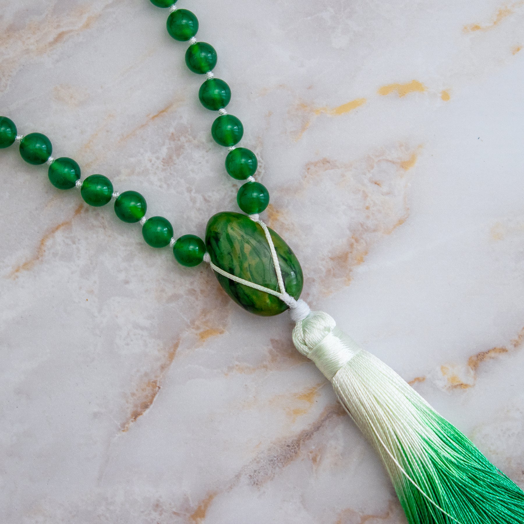 Collana mala diaspro verde onice con perline verdi e nappina sfumata bianca e verde