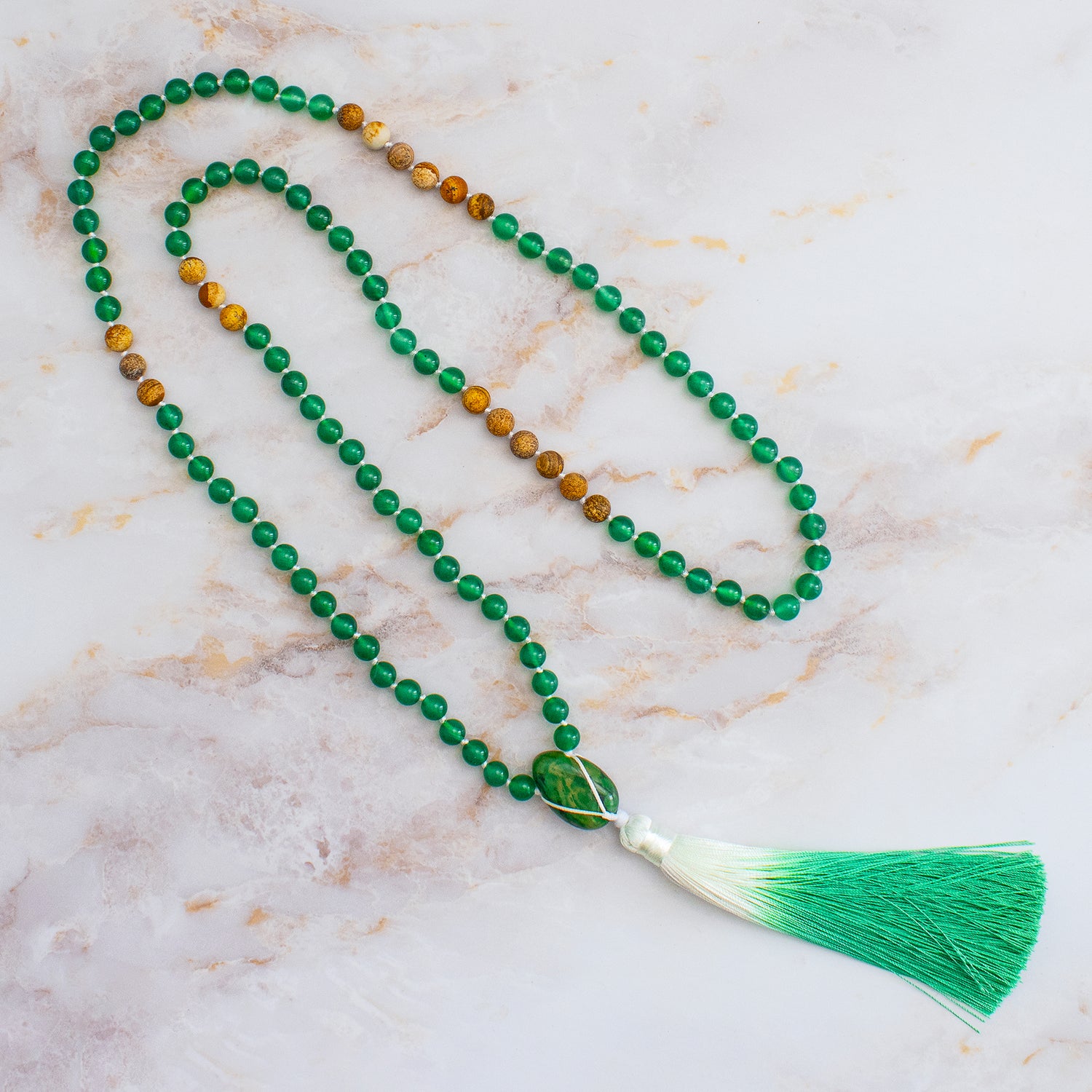 Collana mala diaspro verde onice con perline verde e dettagli in frangia bianca e verde