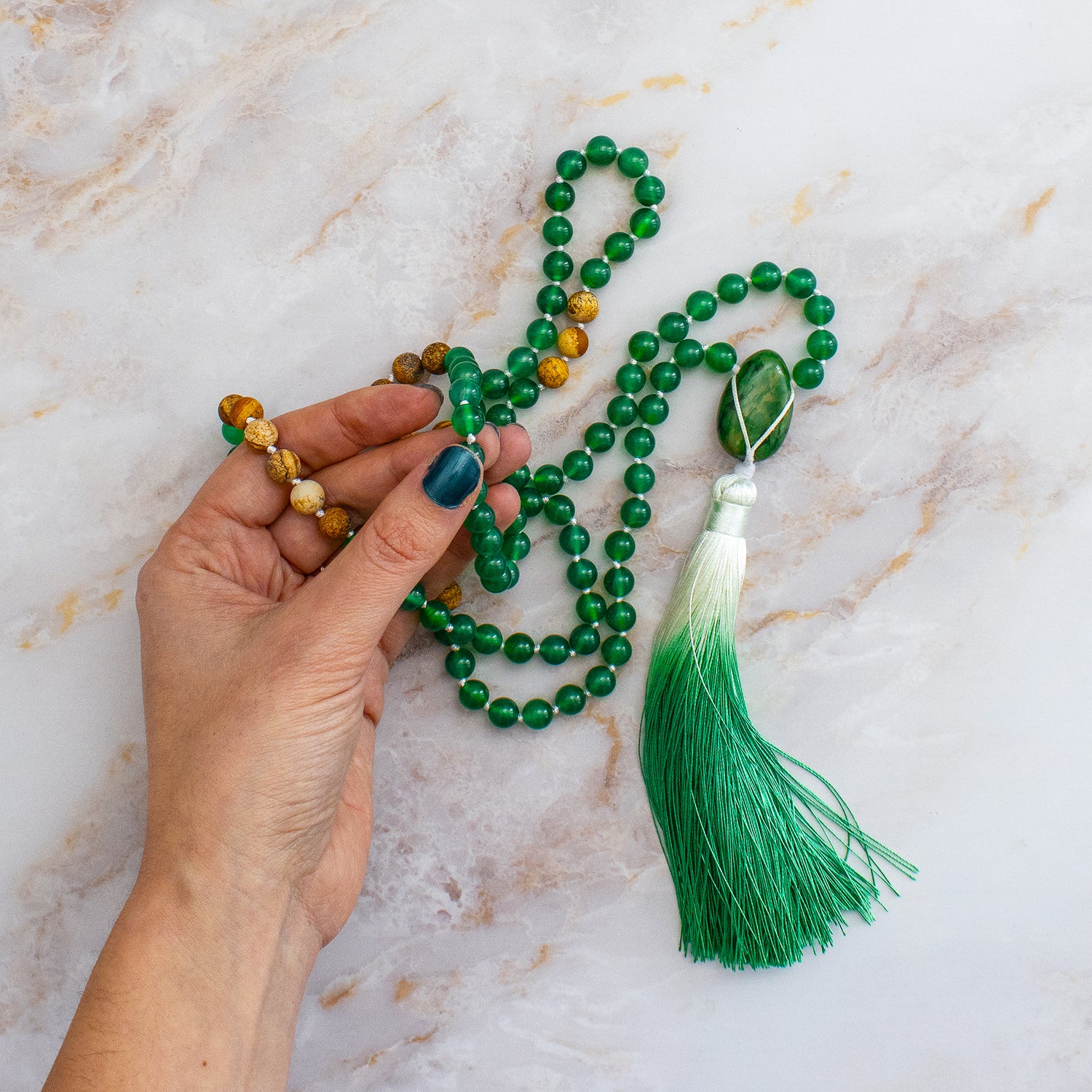 Collana mala diaspro verde onice con perline verdi e nappo verde per meditazione e benessere