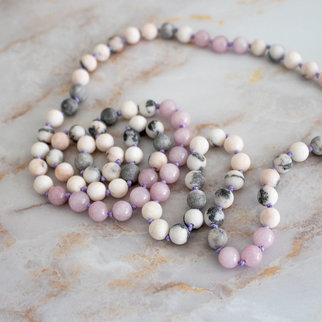 Collana mala kunzite diaspro con perle rosa e grigie, perfetta per meditazione e stile elegante