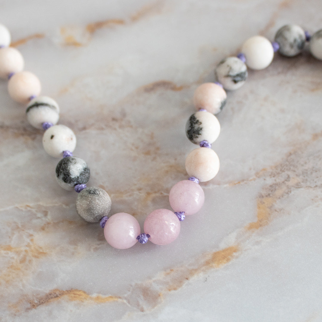 Collana mala kunzite diaspro con perle rosa e bianche, ideale per meditazione e benessere