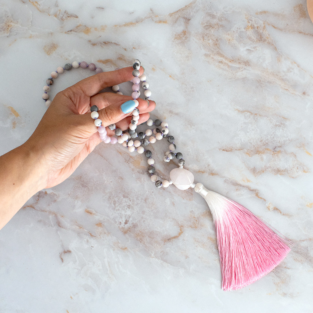 Collana mala kunzite diaspro con frange rosa, ideale per meditazione e benessere spirituale