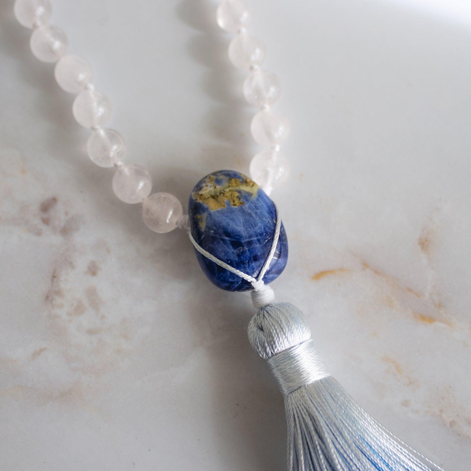 Collana mala lapislazzuli e quarzo rosa con pietre naturali e pompon in satin