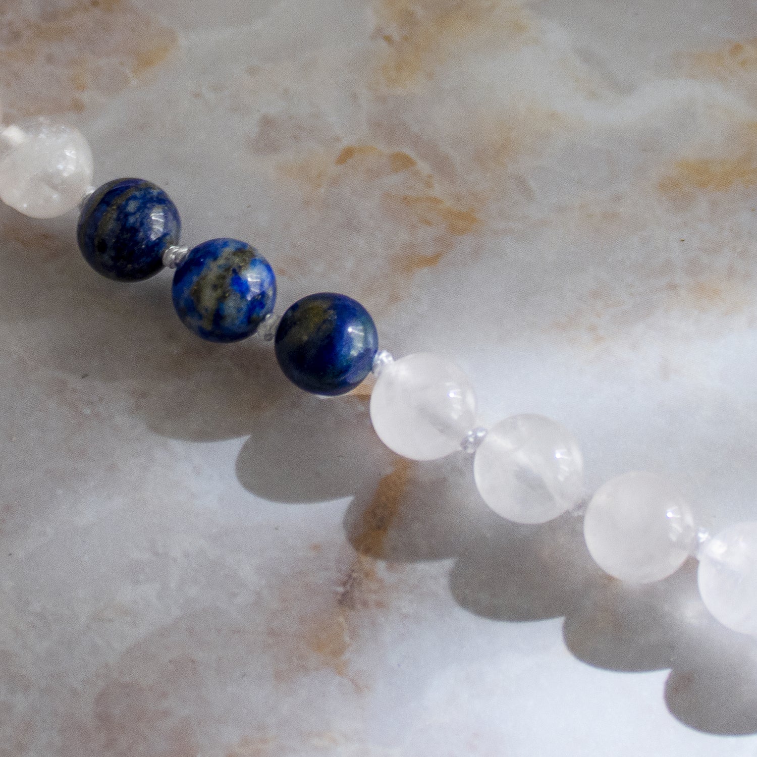 Collana mala lapislazzuli e quarzo rosa con perline lucide per un look elegante e armonioso