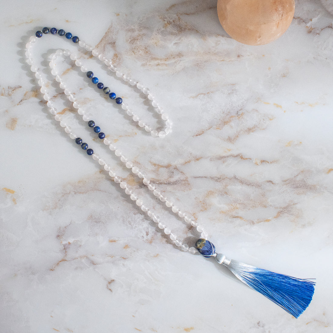 Collana mala lapislazzuli e quarzo rosa con frangia blu, perfetta per meditazione e benessere