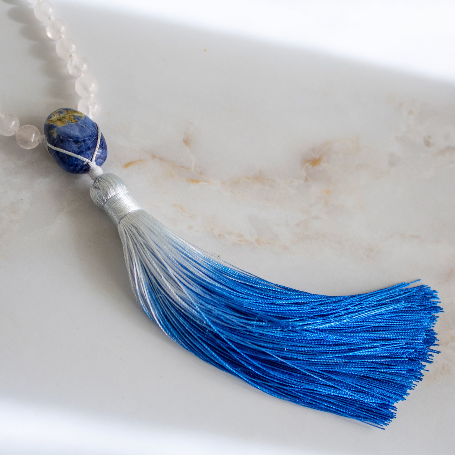 Collana mala lapislazzuli e quarzo rosa con nappo blu, perfetta per meditazione e benessere