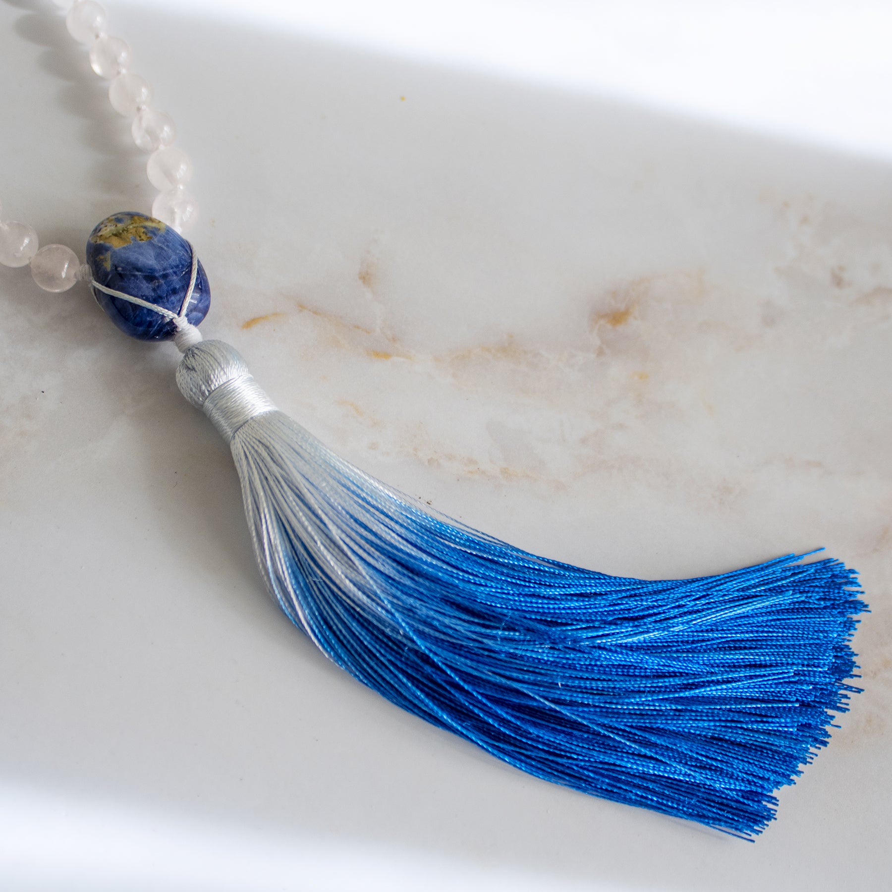 Collana mala lapislazzuli e quarzo rosa con nappo blu, perfetta per meditazione e benessere