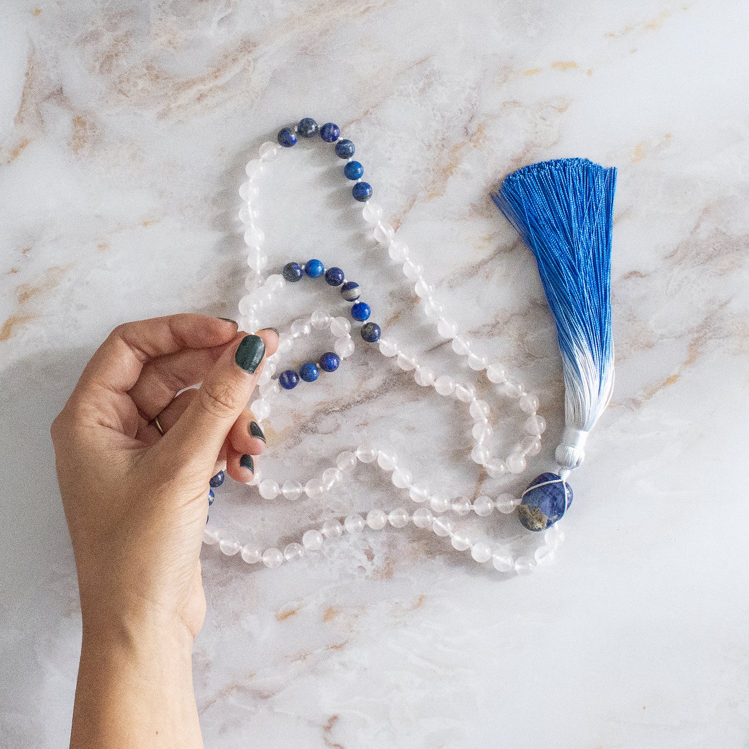 Collana mala lapislazzuli e quarzo rosa con frange blu e perle di pietra naturale