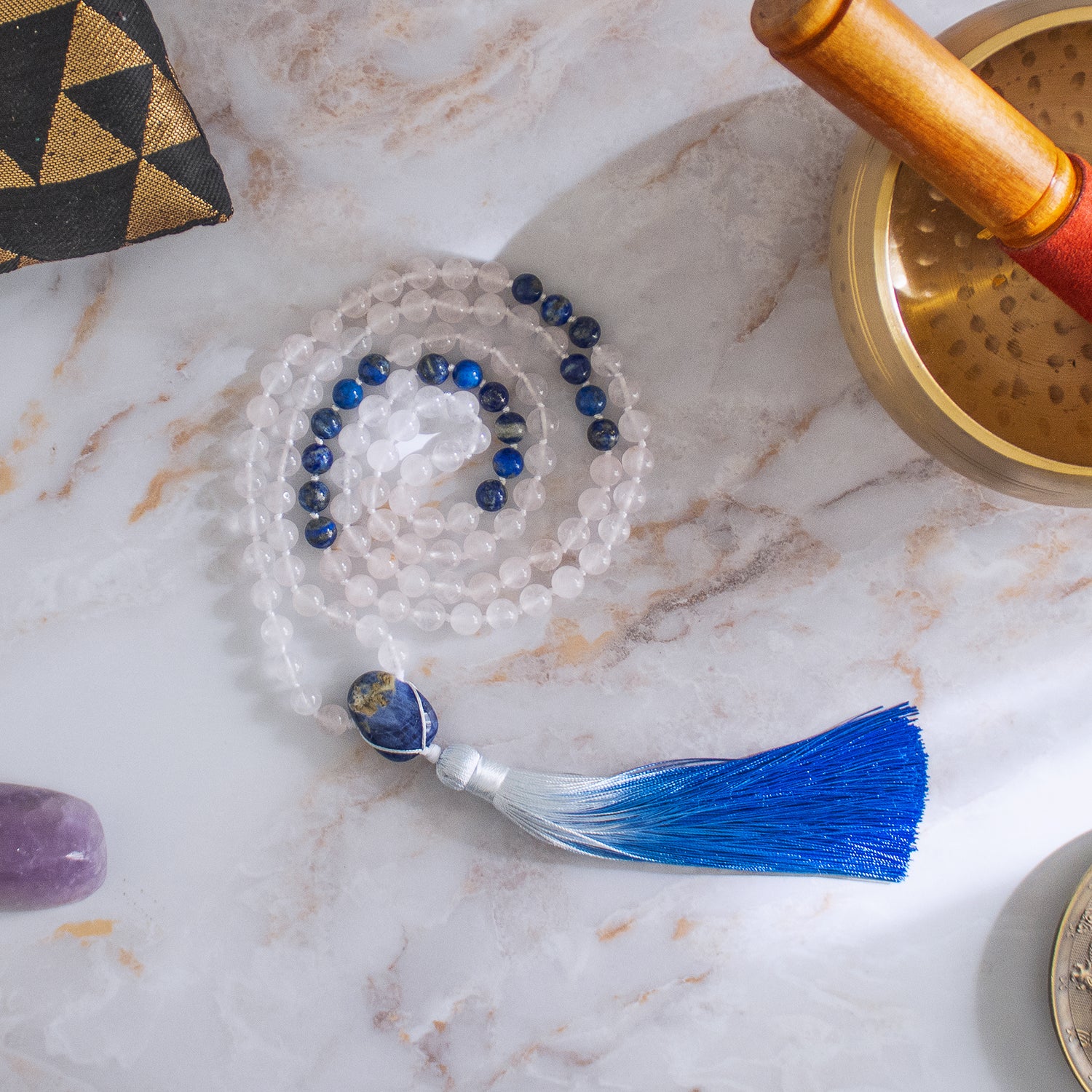 Collana mala lapislazzuli e quarzo rosa con dettagli blu e chioma, ideale per meditazione e benessere