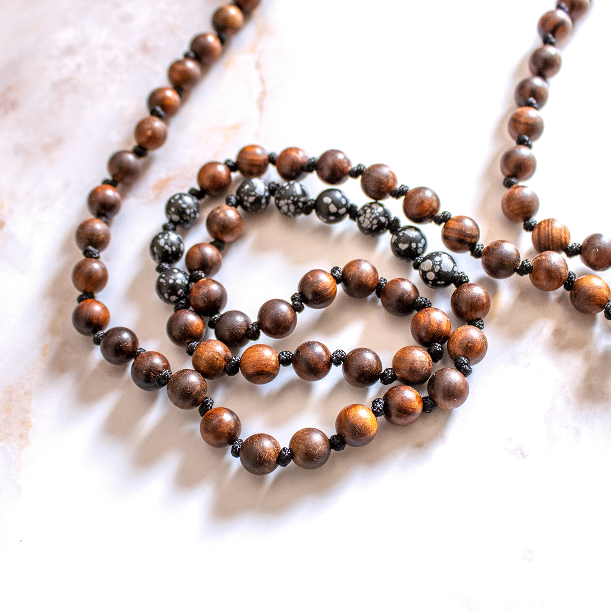 Collane mala legno artigianali in legno scuro e pietre, perfette per la meditazione