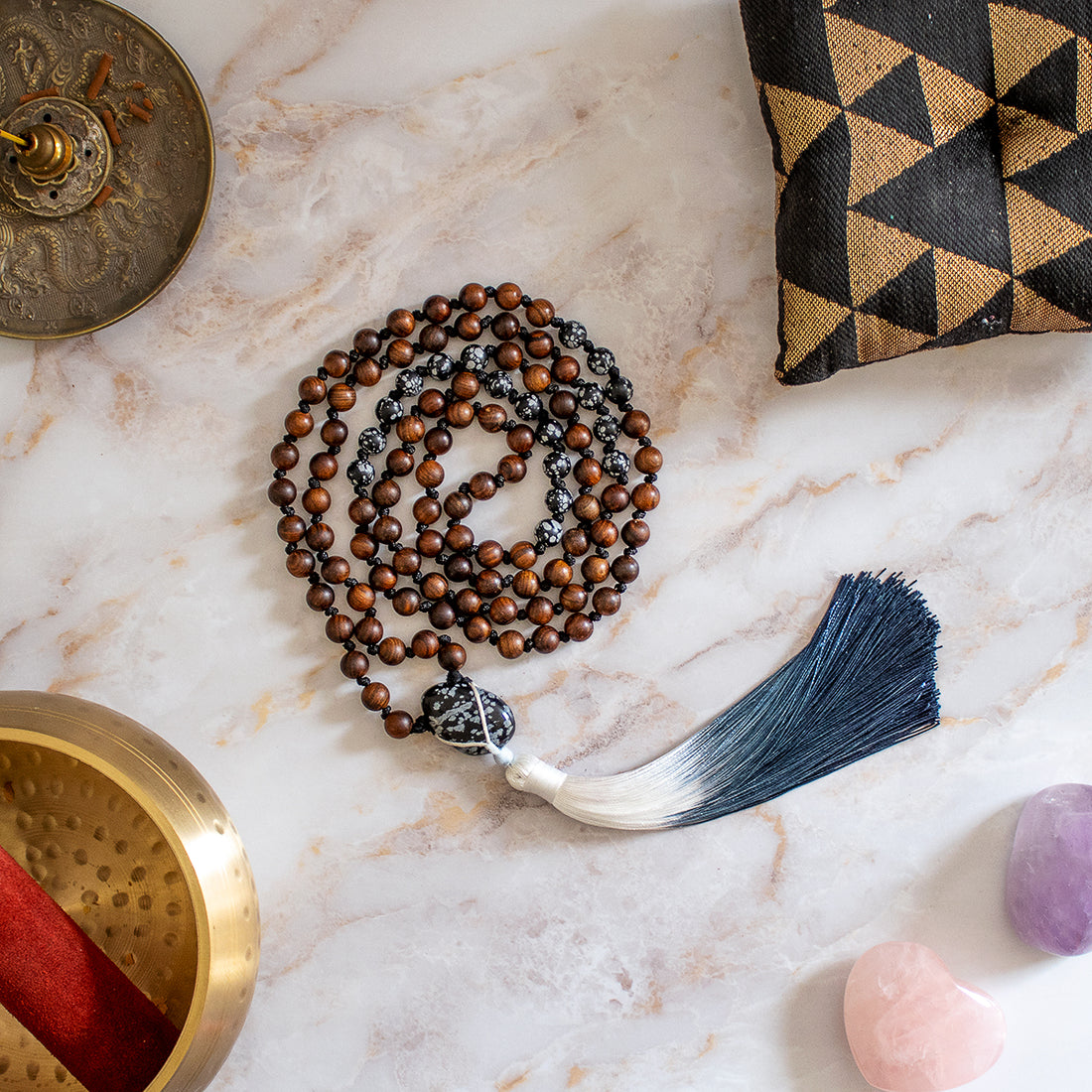 Collana mala legno con perle in legno e frange blu, ideale per meditazione e stile boho