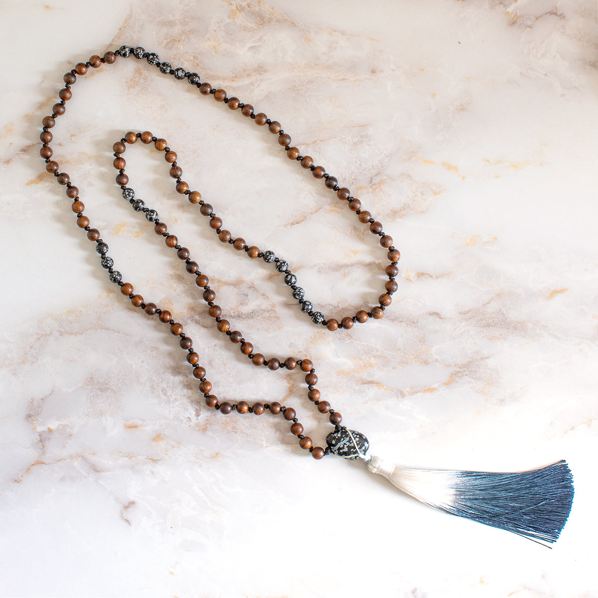 Collana mala legno con dettagli in metallo e una frangia blu per pratiche di meditazione