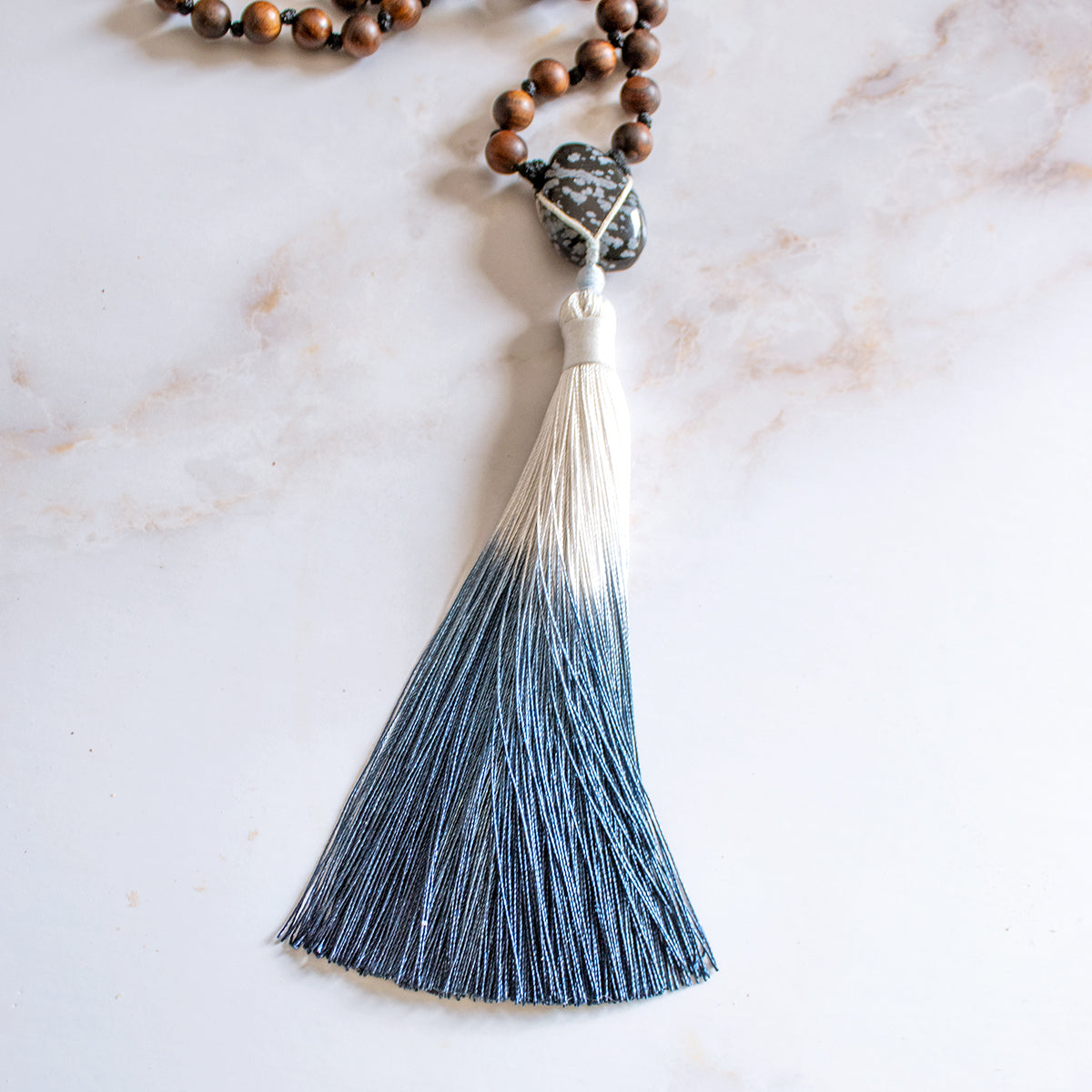 Collana mala legno con nappo sfumato blu, ideale per meditazione e benessere spirituale