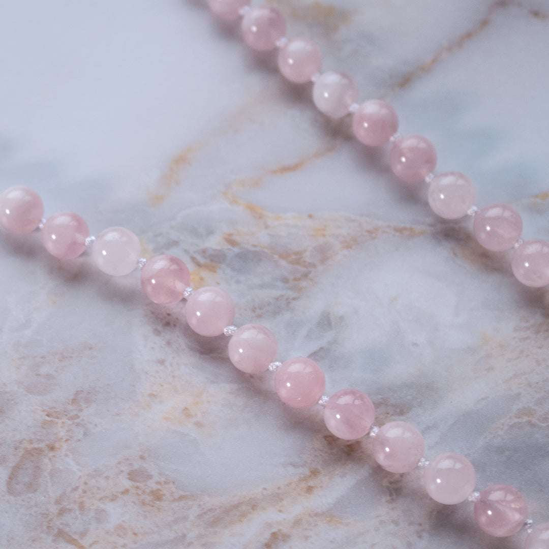 Collana mala malachite e quarzo rosa con perle rosa sfumate per equilibrio e serenità