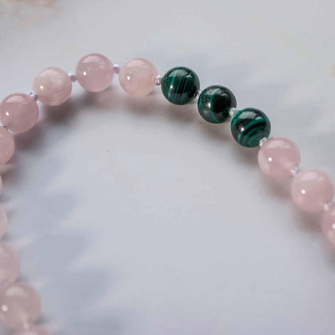 Collana mala malachite e quarzo rosa con perle lucide e colori delicati