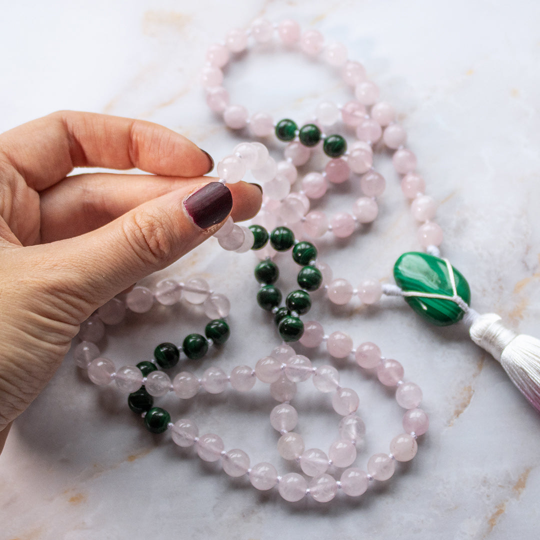 Collana mala malachite e quarzo rosa con perline e un elegante pon-pon bianco