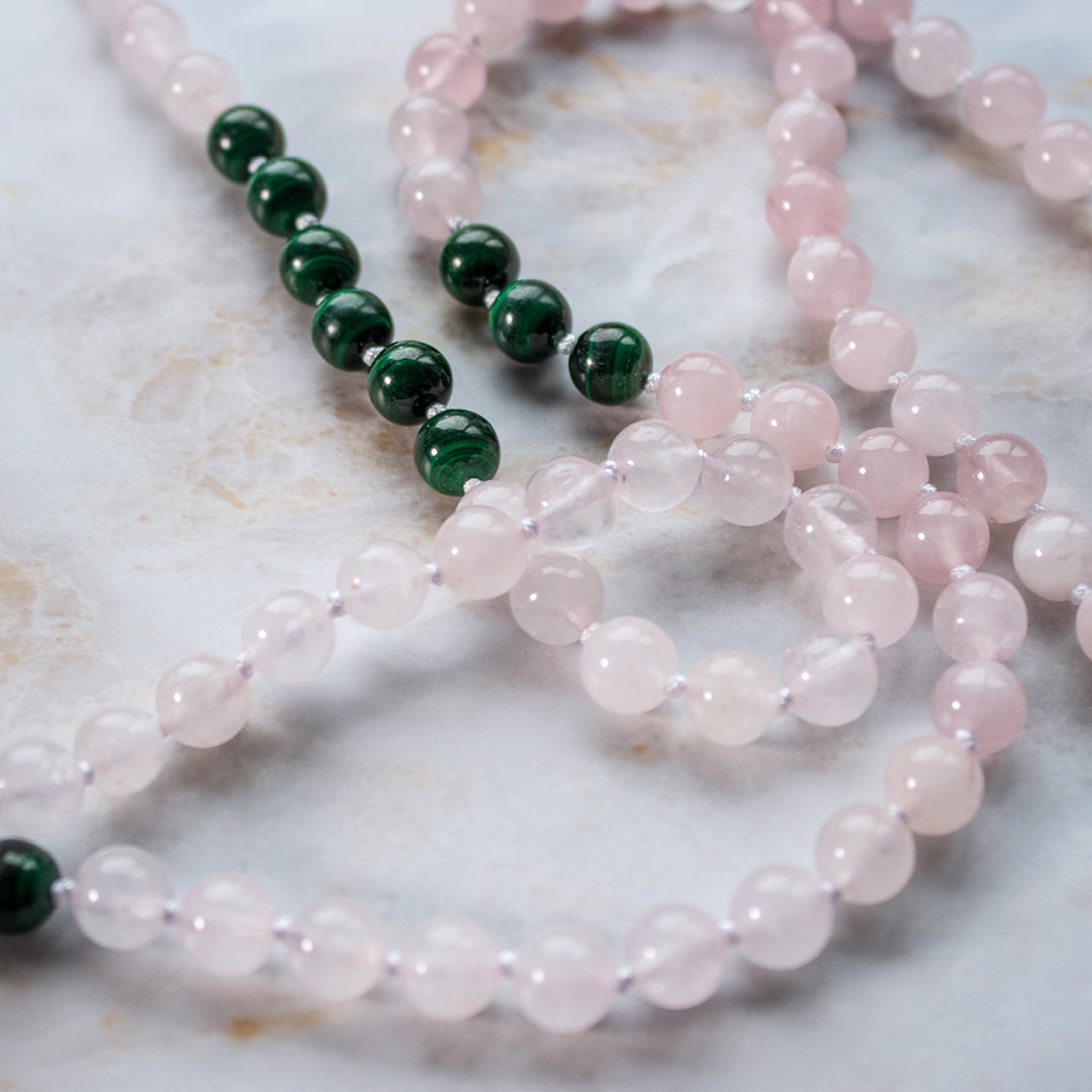 Collana mala malachite e quarzo rosa con perle lucide per meditazione e benessere