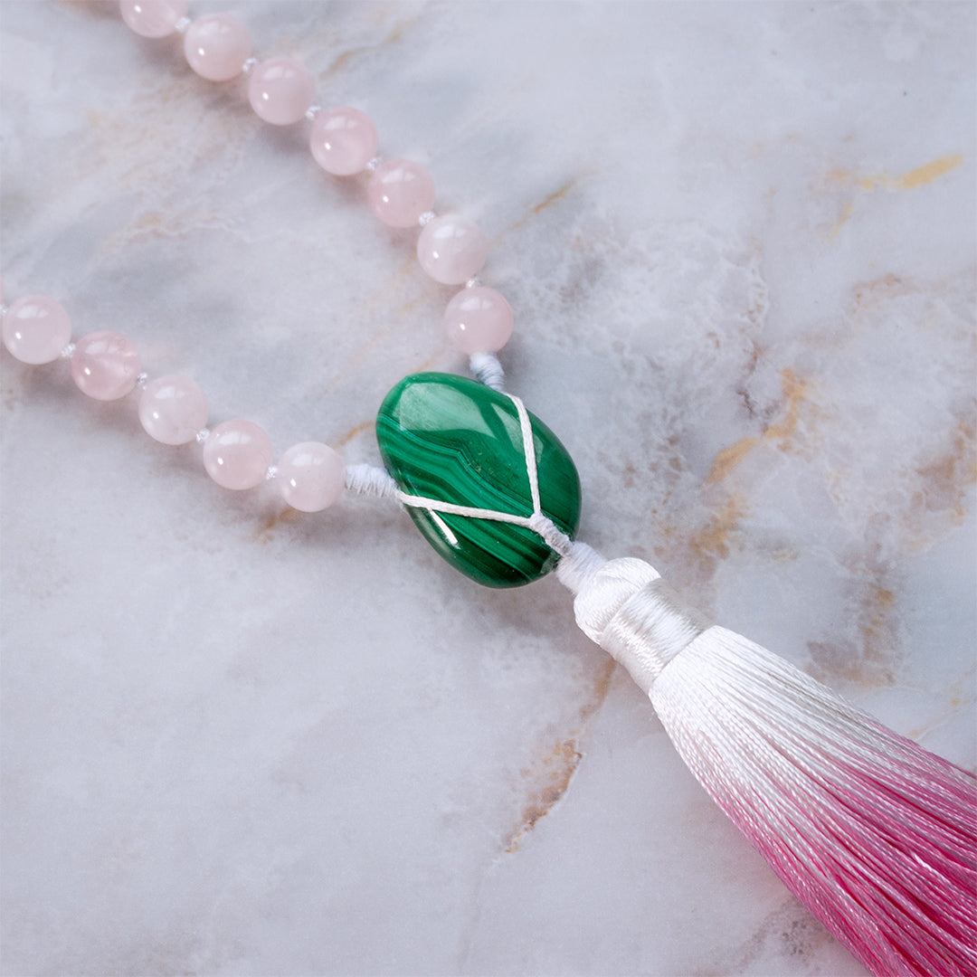 Collana mala malachite e quarzo rosa con pendente in malachite e frangia sfumata