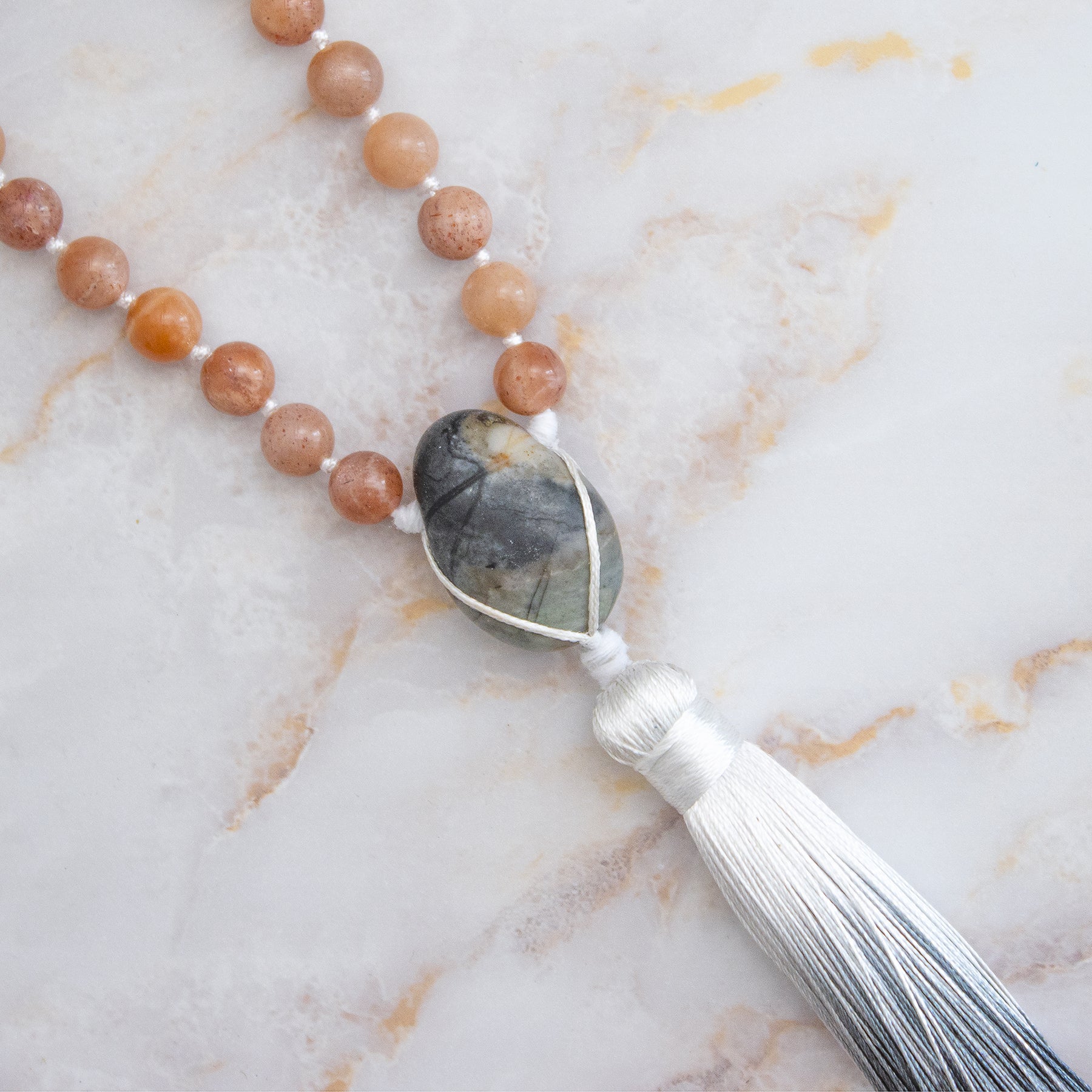 Collana mala pietra del sole diaspro con perline e nappo bianco elegante