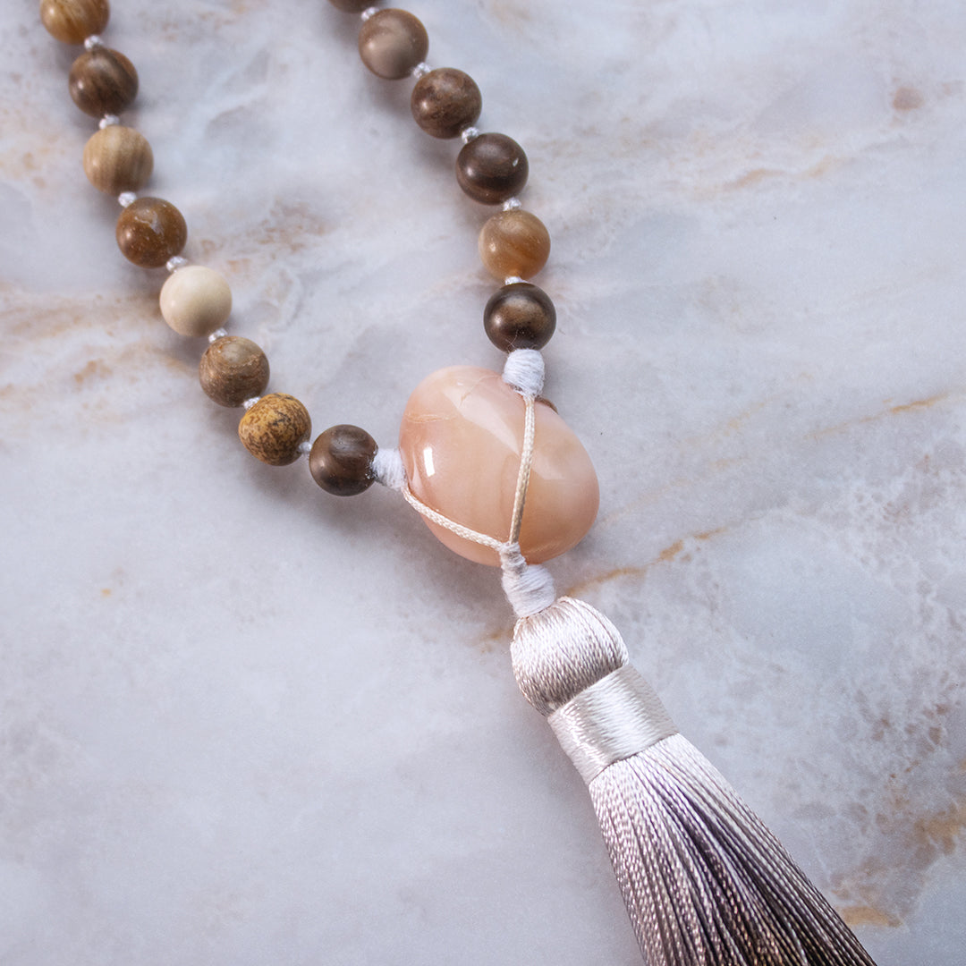Collana mala pietra del sole e legno con pompon argentato per meditazione e benessere