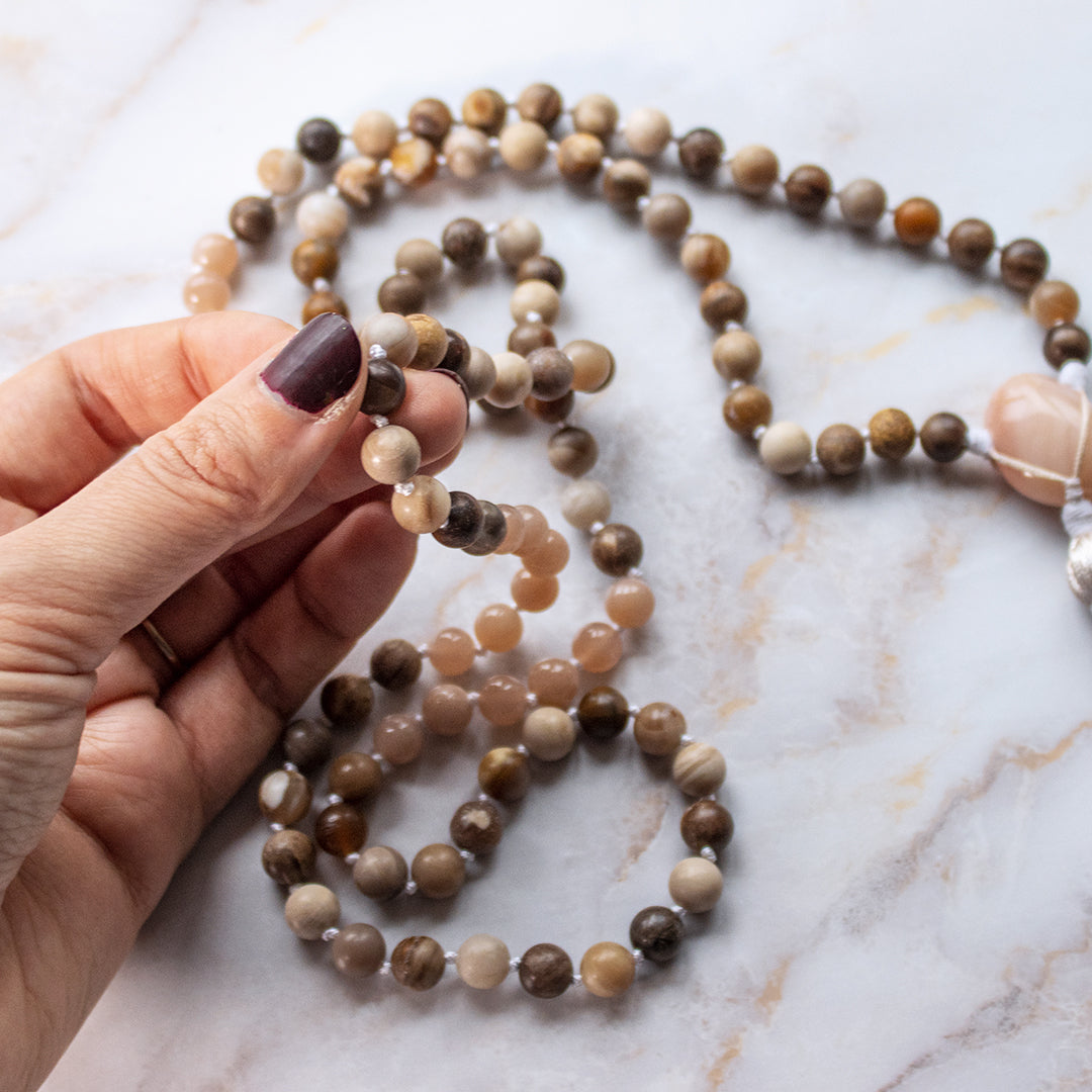 Collana mala pietra del sole e legno, realizzata con perline naturali in toni caldi