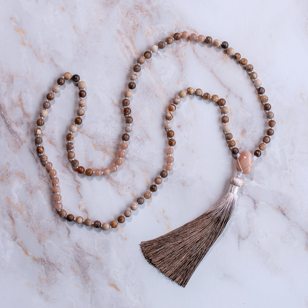 Collana mala pietra del sole e legno con un elegante pon-pon in cima