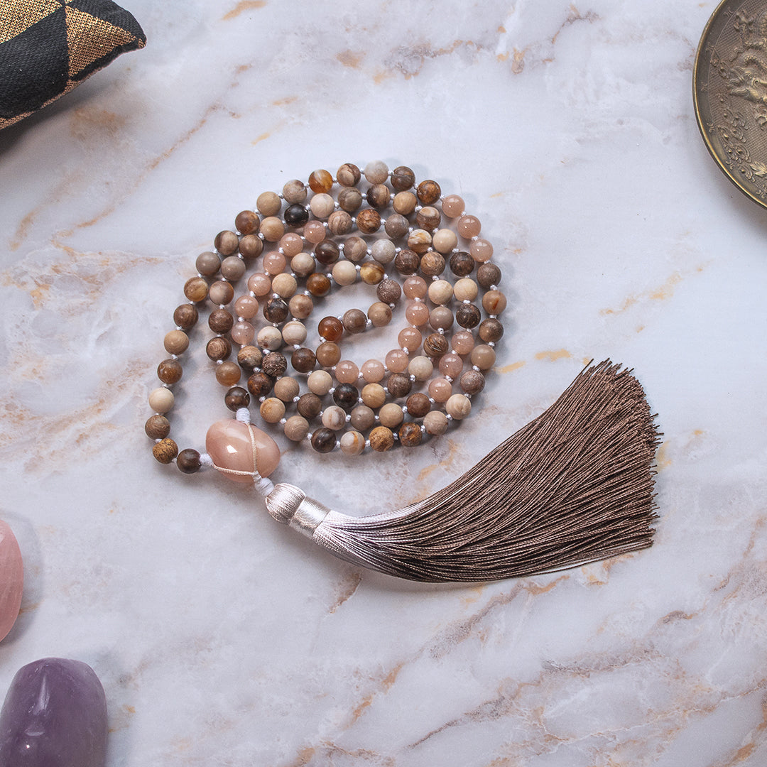 Collana mala pietra del sole e legno con frange morbide, ideale per meditazione e spiritualità