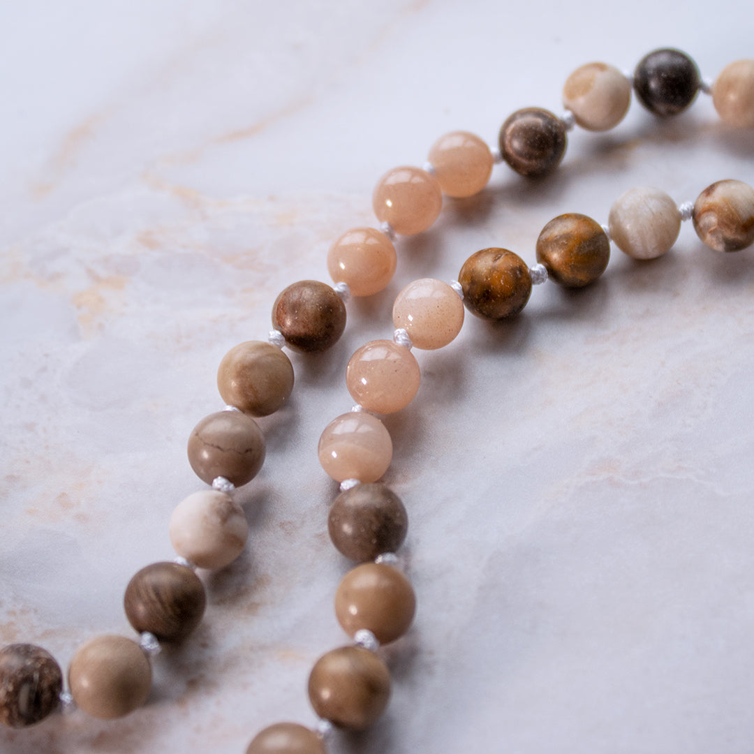 Collana mala pietra del sole e legno con perle lucide e opache per un look elegante e naturale