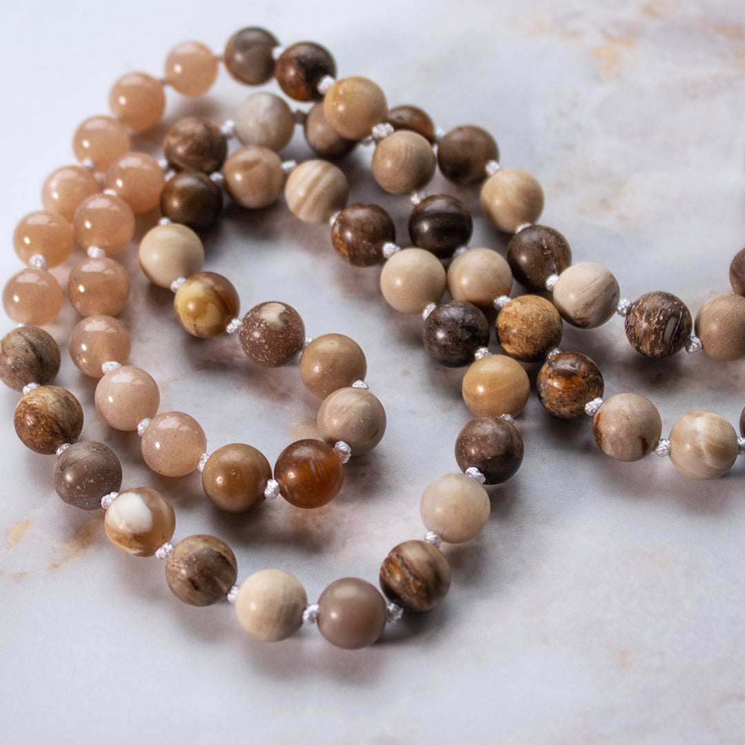 Collana a mala pietra del sole e legno con perline naturali e design elegante