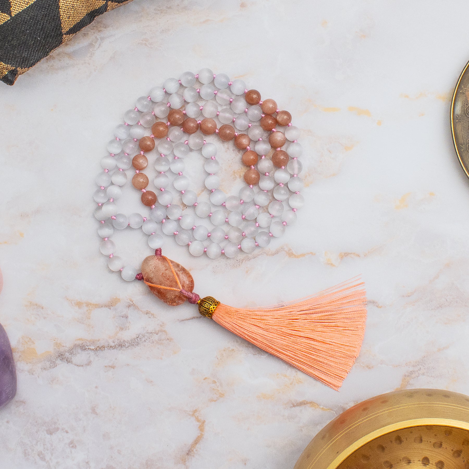 Collana mala pietra del sole e pietra di luna con nappo arancione, perfetta per meditazione e benessere.
