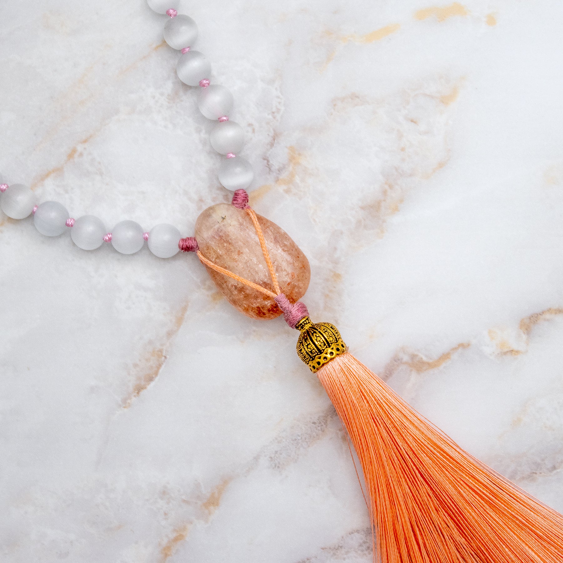 Collana mala pietra del sole e pietra di luna con frange arancioni e perline in quarzo opaco