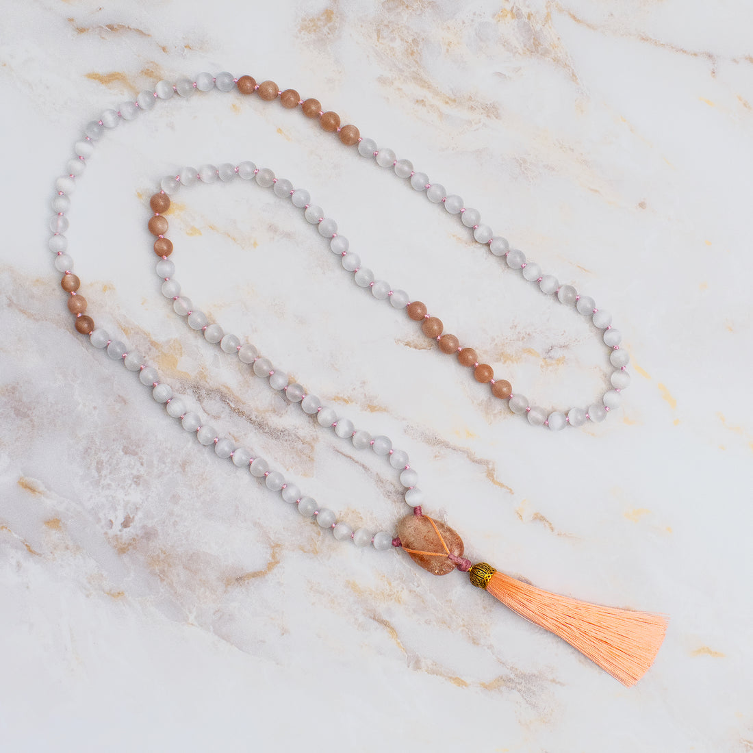 Collana mala pietra del sole e pietra di luna con pendente pompon arancione