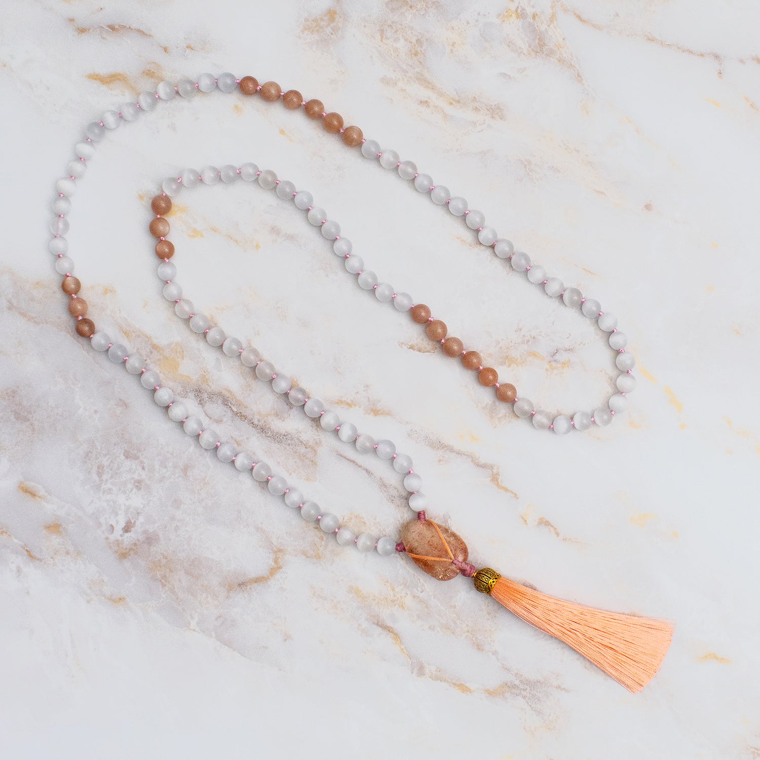 Collana mala pietra del sole e pietra di luna con pendente pompon arancione