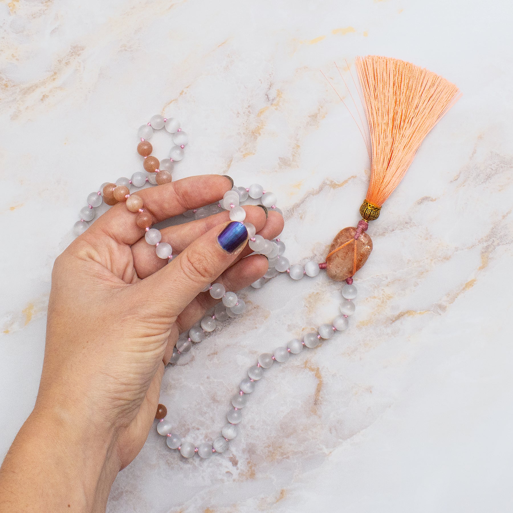 Collana mala pietra del sole e pietra di luna con nappo arancione, ideale per meditazione
