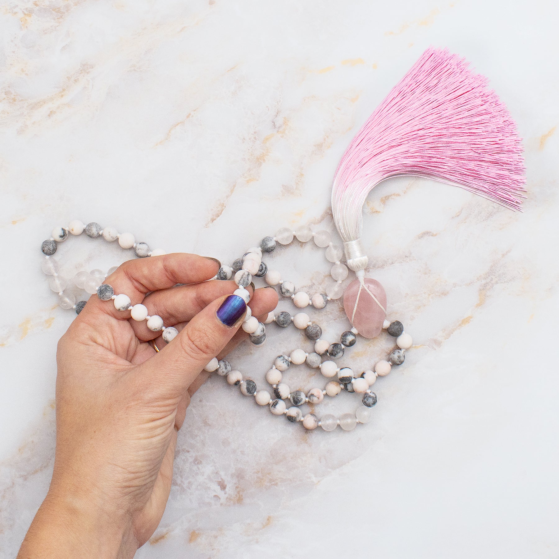 Collana mala quarzo rosa e diaspro con nappo rosa, perfetta per meditazione e benessere