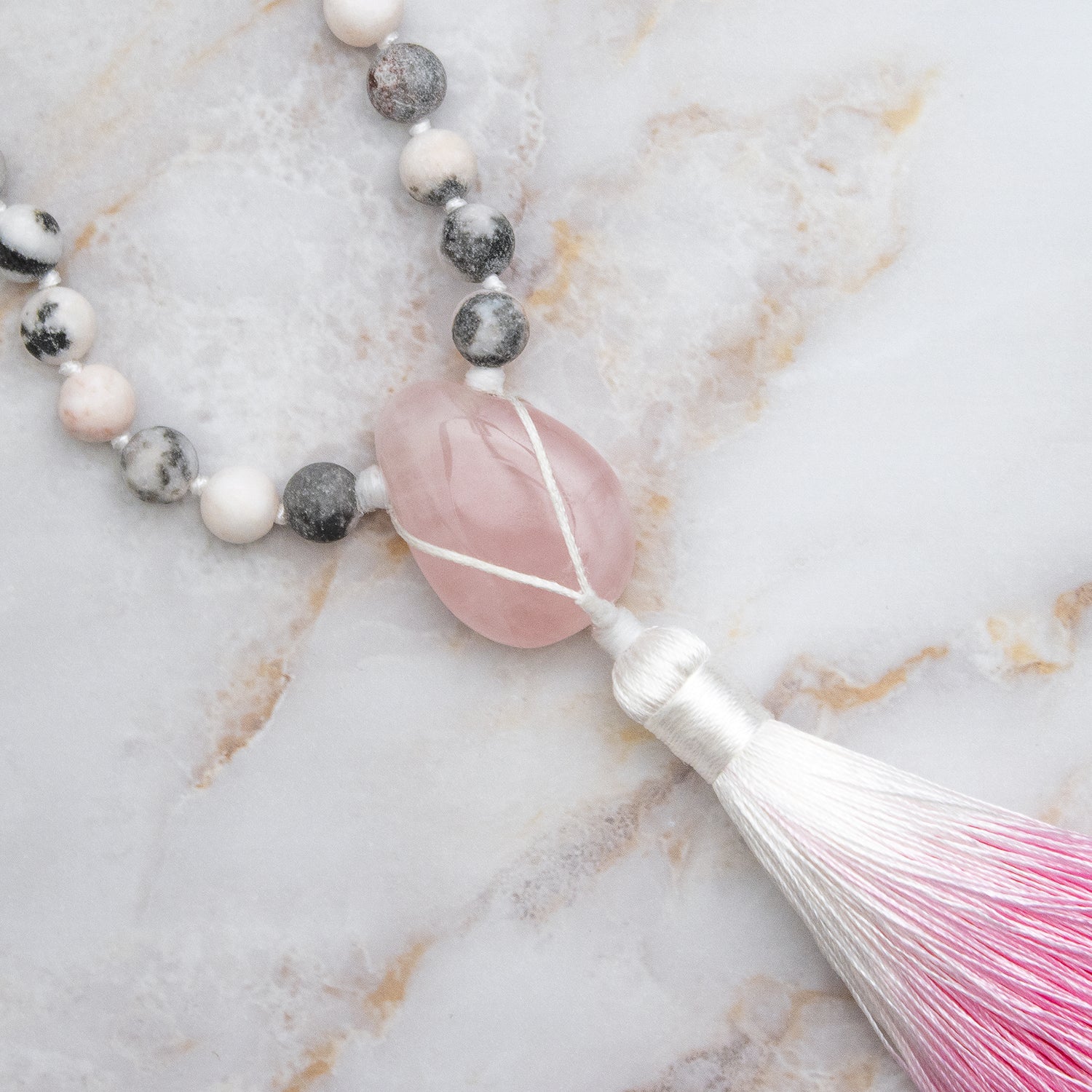 Collana mala quarzo rosa e diaspro con pendente rosa e nappo colorato per meditazione