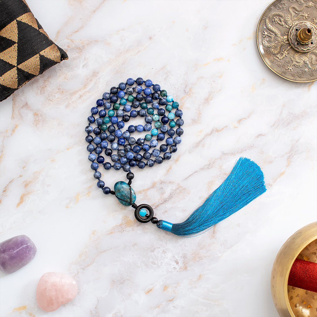 Collana mala sodalite e apatite con dettagli blu e pendente a nappina blu