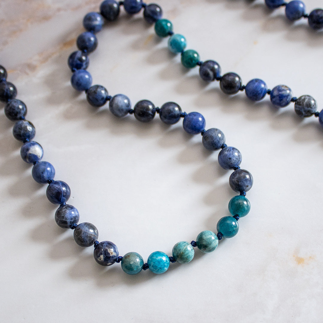 Collana mala sodalite e apatite con perle blu e verde per meditazione e benessere