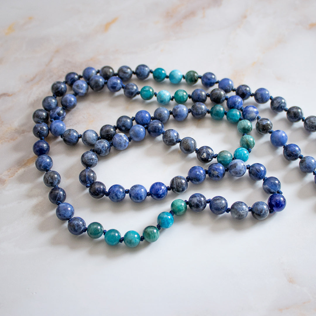 Collana mala sodalite e apatite con perle blu e verdi, ideale per la meditazione e il benessere