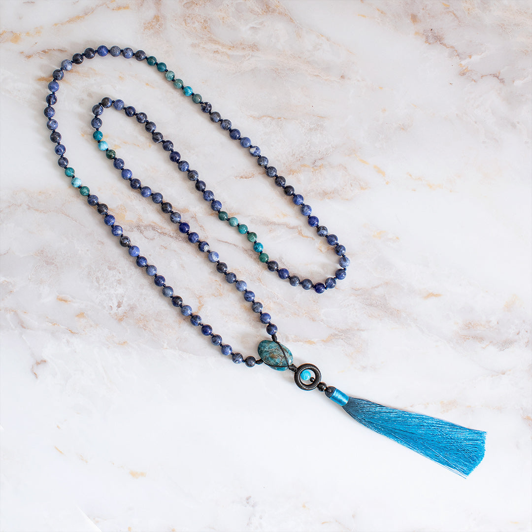 Collana mala sodalite e apatite con pompon blu e perline colorate, perfetta per la meditazione