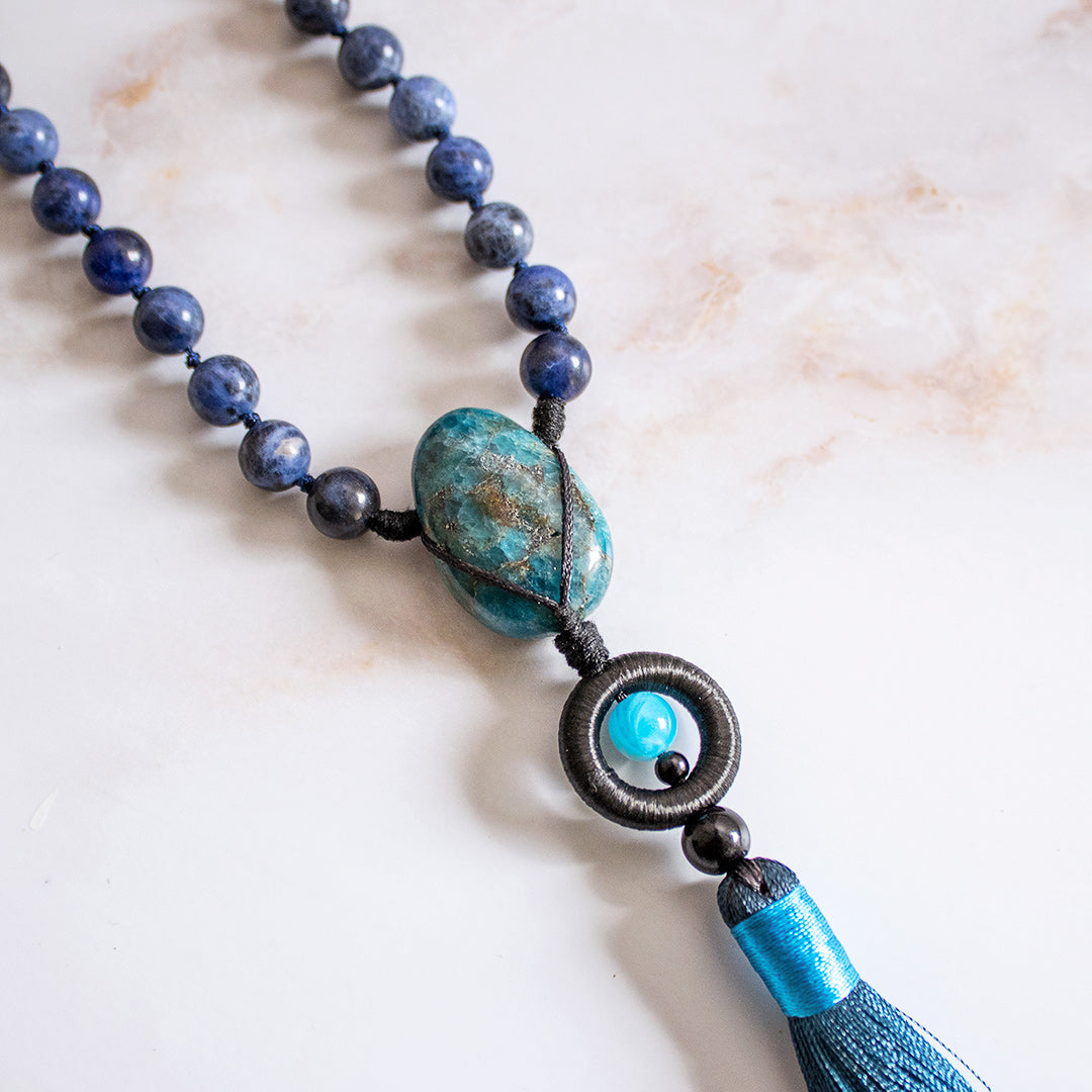 Collana mala sodalite e apatite con pietre blu e un elegante pompon blu
