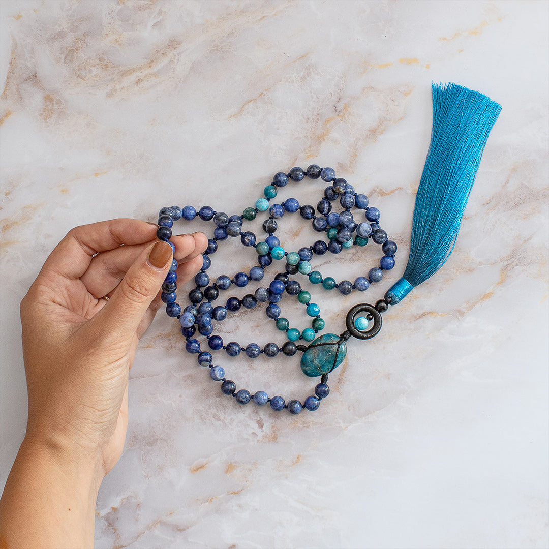 Collana mala sodalite e apatite con perle blu e turchesi e frangia blu