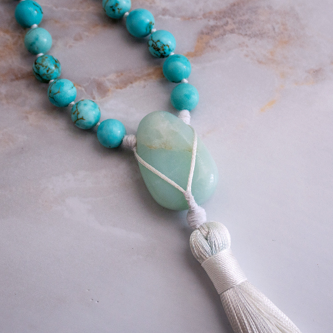 Collana mala turchese e amazzonite con rubino e nappina bianca, perfetta per meditazione e benessere