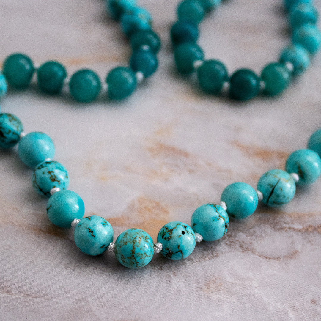 Collana in mala turchese e amazzonite con perline colorate e dettagli delicati