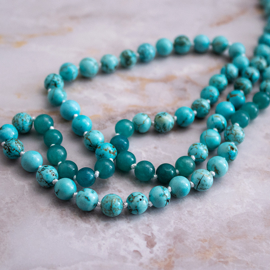 Collana mala turchese e amazzonite con perle lucide e opache per un look vibrante