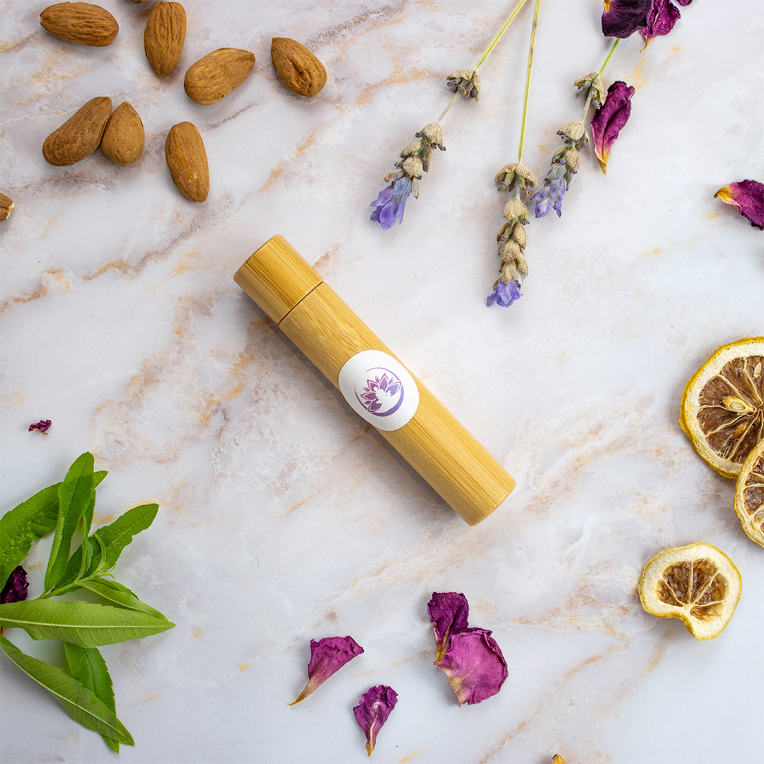 Olio naturale anti insetti in bottiglia di bambù con ingredienti botanici e fiori essiccati