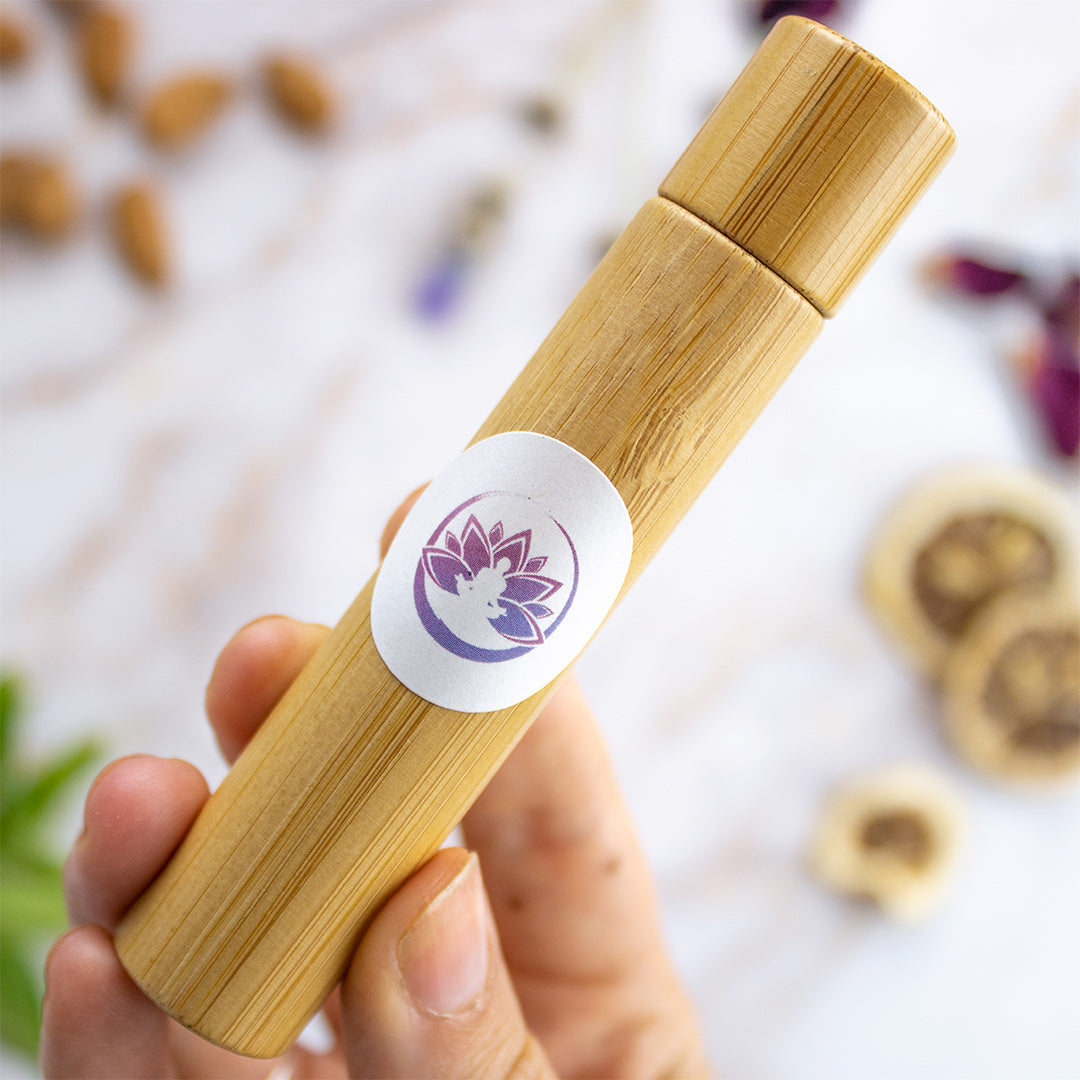 Olio naturale anti insetti in elegante confezione di bambù, ideale per protezione naturale