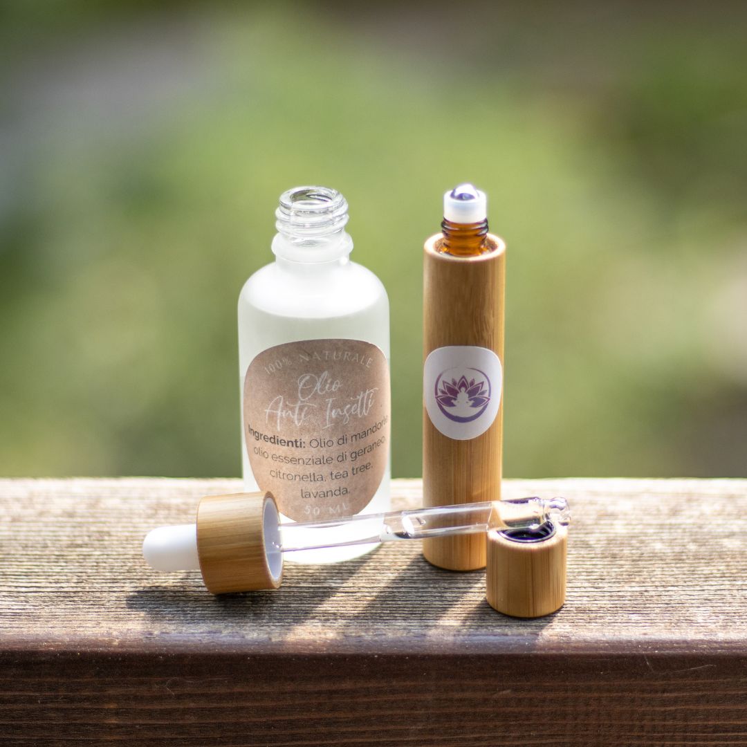 Olio naturale anti insetti in bottiglia di vetro e roll-on in bambù per la protezione dalla natura