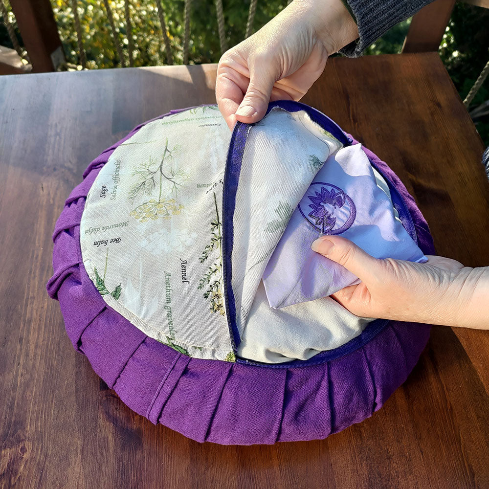 Cuscino viola con tasca interna per profumatore ambiente primo chakra di Shop Zen